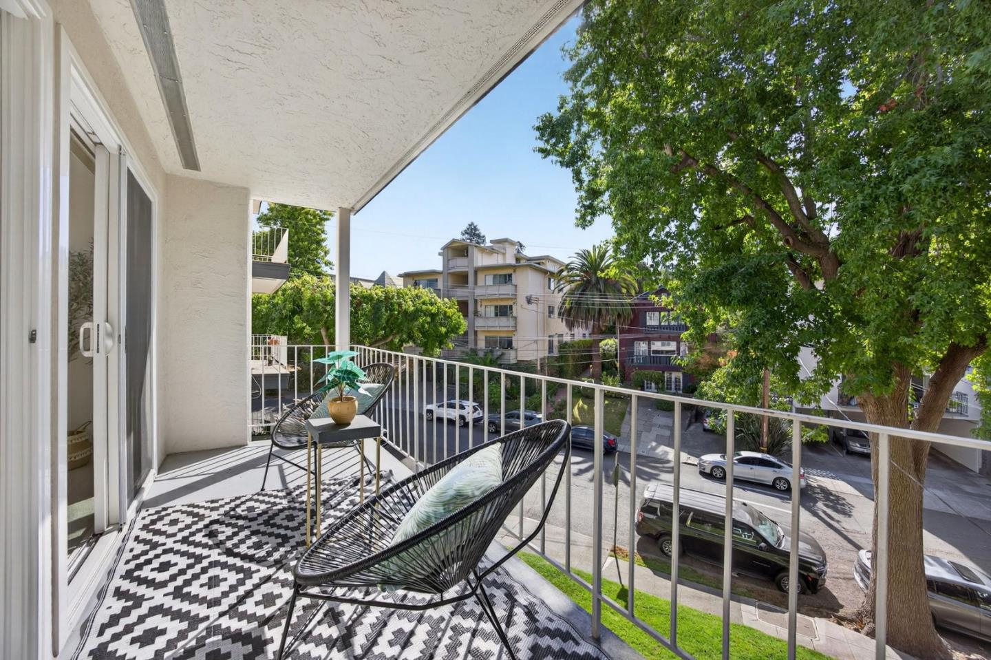 Detail Gallery Image 8 of 27 For 695 Mariposa Ave #204,  Oakland,  CA 94610 - 2 Beds | 2 Baths
