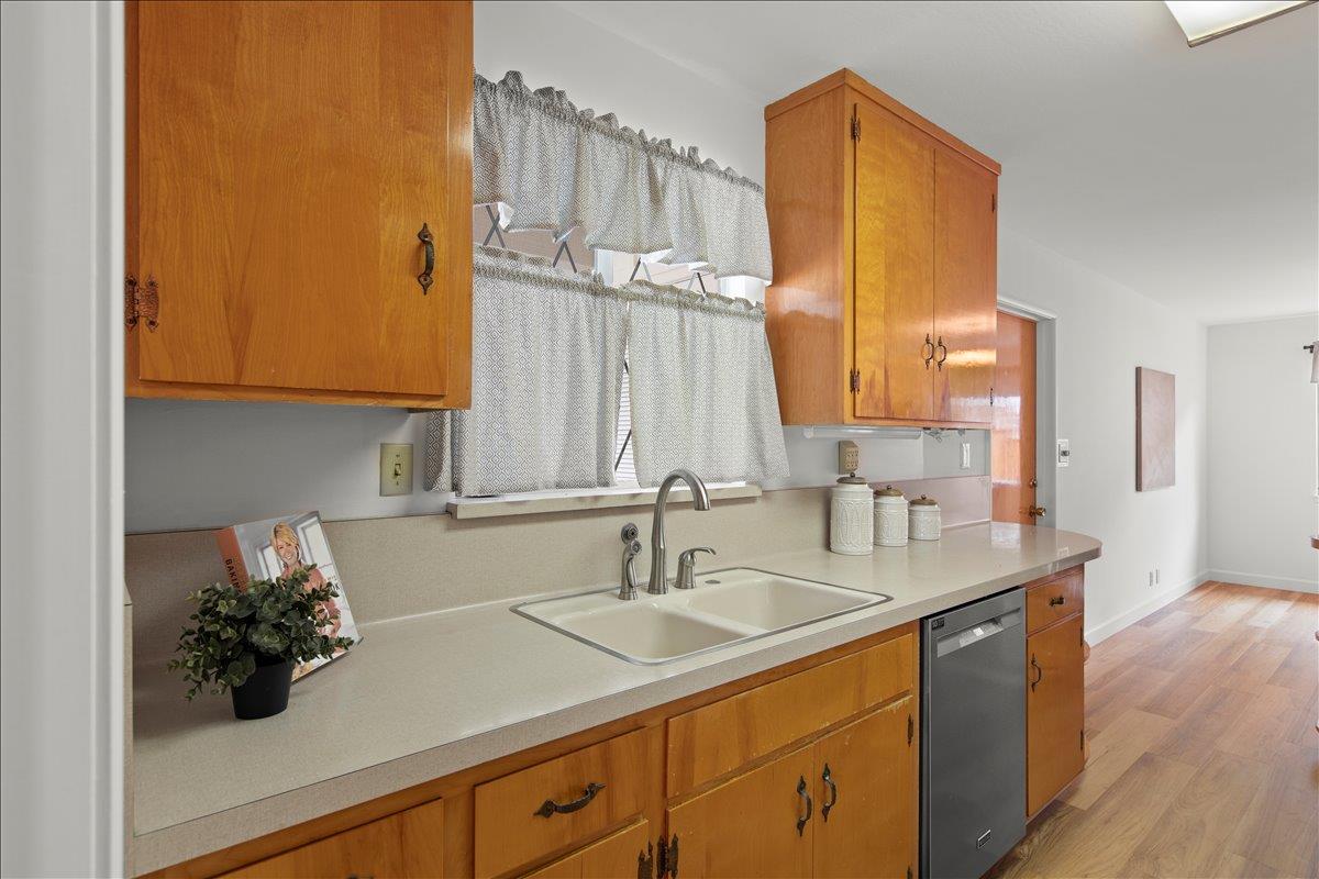 Detail Gallery Image 12 of 29 For 1467 Dove Ln, Sunnyvale,  CA 94087 - 3 Beds | 2 Baths