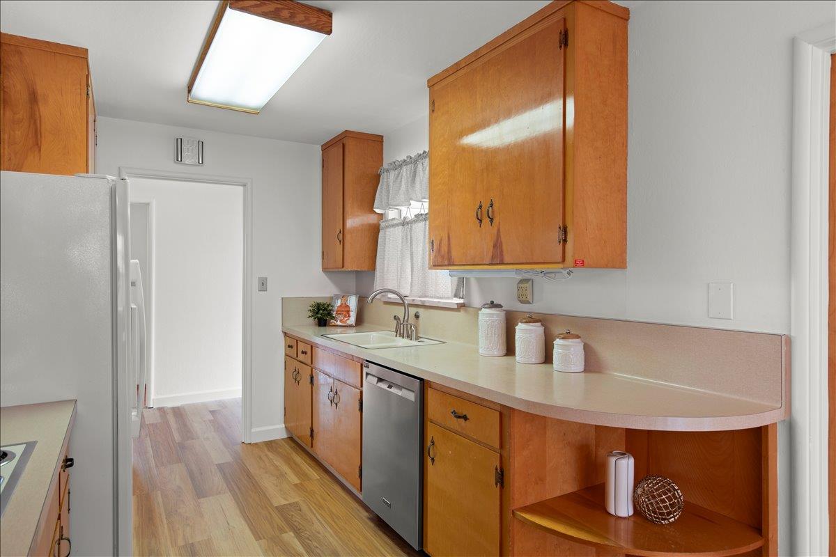 Detail Gallery Image 9 of 29 For 1467 Dove Ln, Sunnyvale,  CA 94087 - 3 Beds | 2 Baths