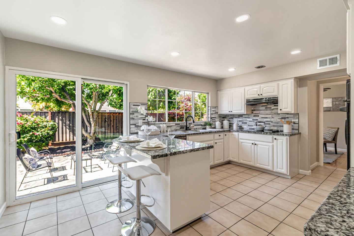 Detail Gallery Image 11 of 38 For 6239 Mahan Dr, San Jose,  CA 95123 - 4 Beds | 2 Baths