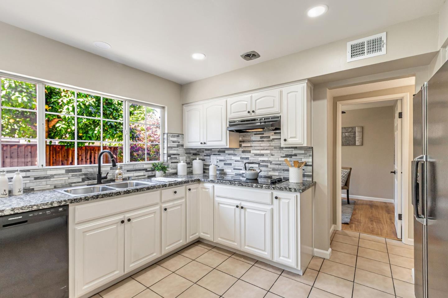 Detail Gallery Image 13 of 38 For 6239 Mahan Dr, San Jose,  CA 95123 - 4 Beds | 2 Baths