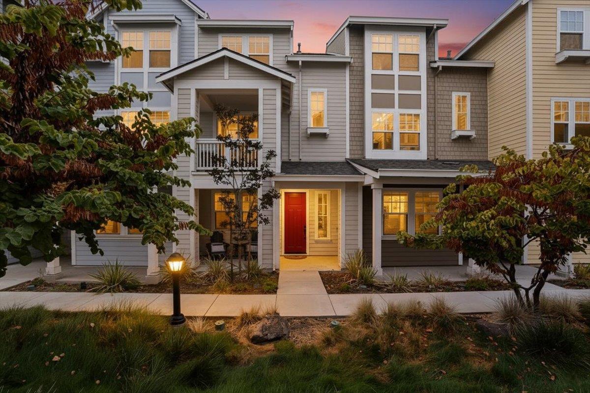 Detail Gallery Image 2 of 29 For 125 Orbit Way, Mountain View,  CA 94043 - 2 Beds | 2/1 Baths