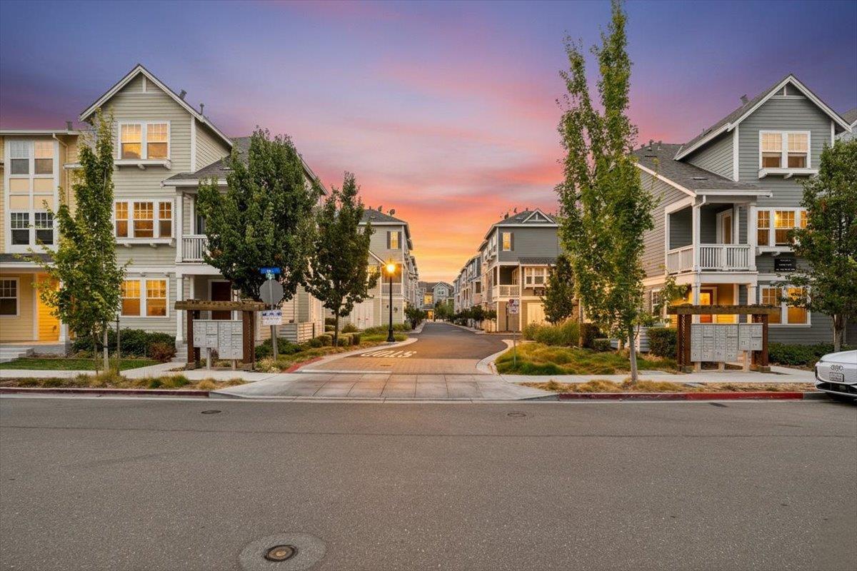 Detail Gallery Image 3 of 29 For 125 Orbit Way, Mountain View,  CA 94043 - 2 Beds | 2/1 Baths