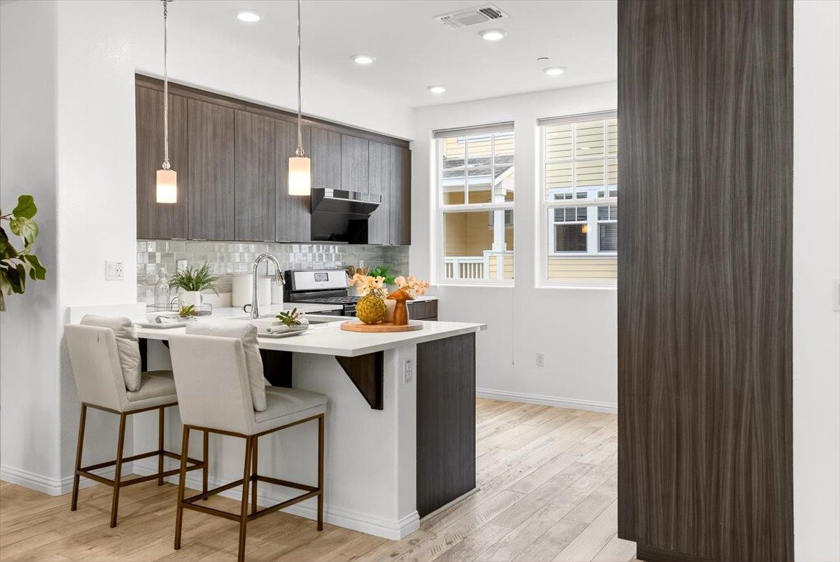 Detail Gallery Image 8 of 29 For 125 Orbit Way, Mountain View,  CA 94043 - 2 Beds | 2/1 Baths