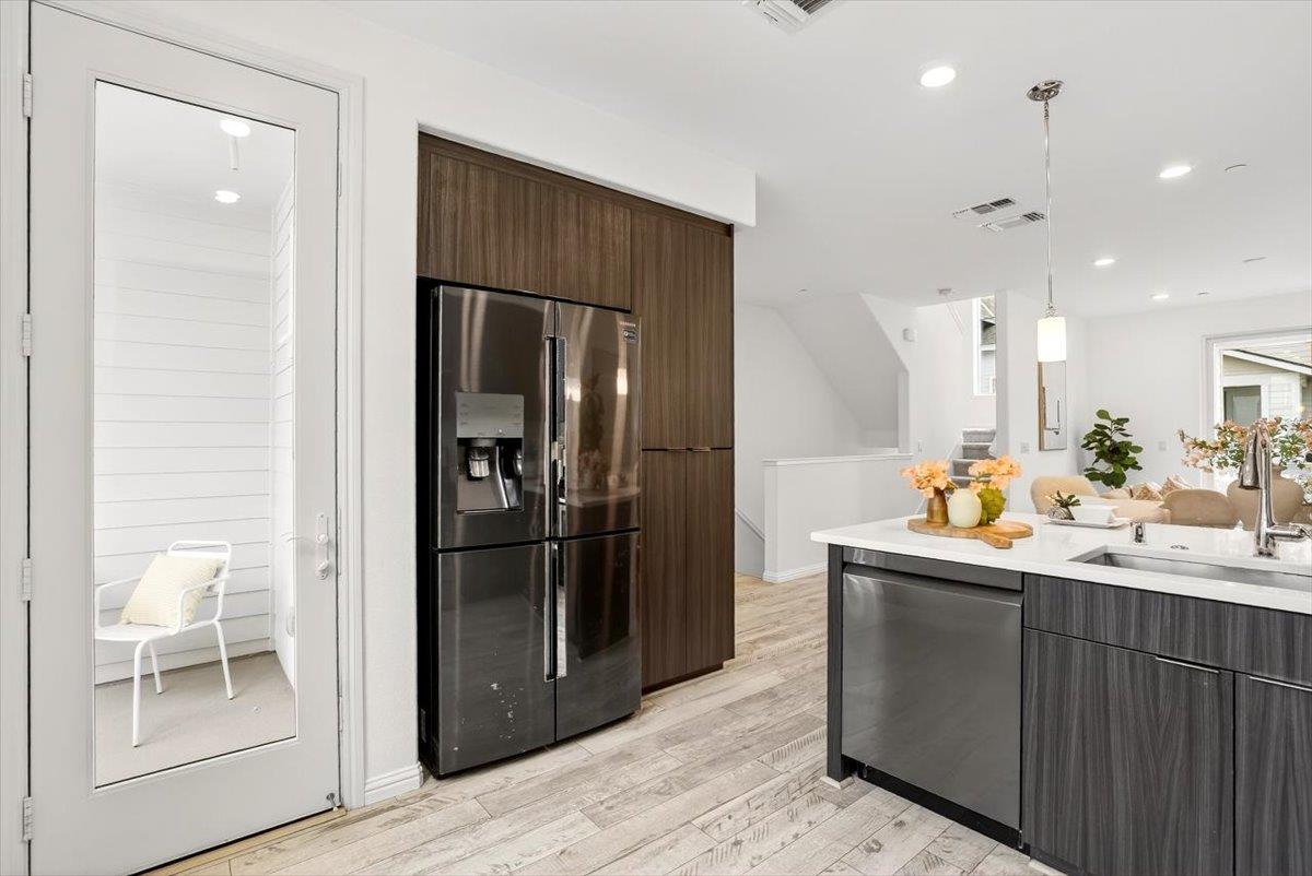Detail Gallery Image 9 of 29 For 125 Orbit Way, Mountain View,  CA 94043 - 2 Beds | 2/1 Baths