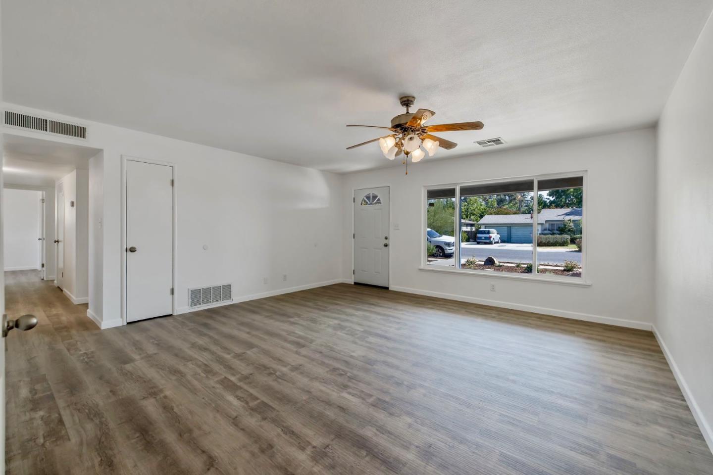 Detail Gallery Image 4 of 31 For 384 E Gail Ave, Tulare,  CA 93274 - 3 Beds | 2 Baths