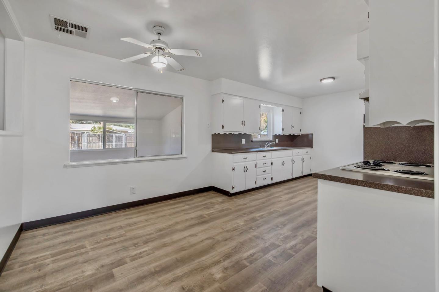 Detail Gallery Image 8 of 31 For 384 E Gail Ave, Tulare,  CA 93274 - 3 Beds | 2 Baths