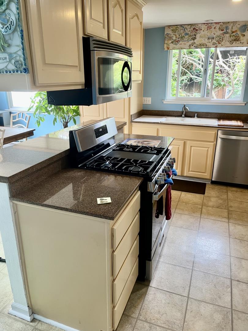 Detail Gallery Image 7 of 29 For 517 Sumner Ave, Aptos,  CA 95003 - 2 Beds | 2 Baths