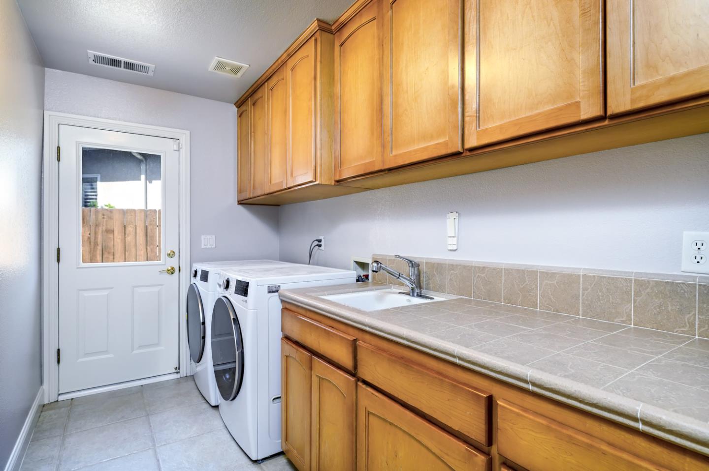 Detail Gallery Image 12 of 27 For 9639 N Willey Ct, Fresno,  CA 93720 - 5 Beds | 3 Baths