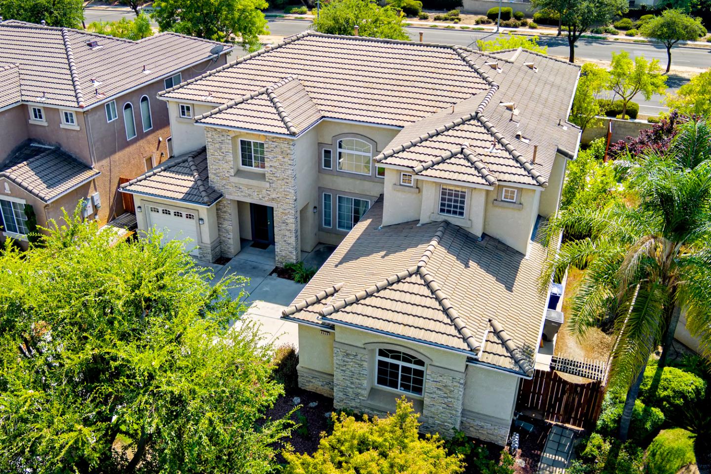 Detail Gallery Image 2 of 27 For 9639 N Willey Ct, Fresno,  CA 93720 - 5 Beds | 3 Baths