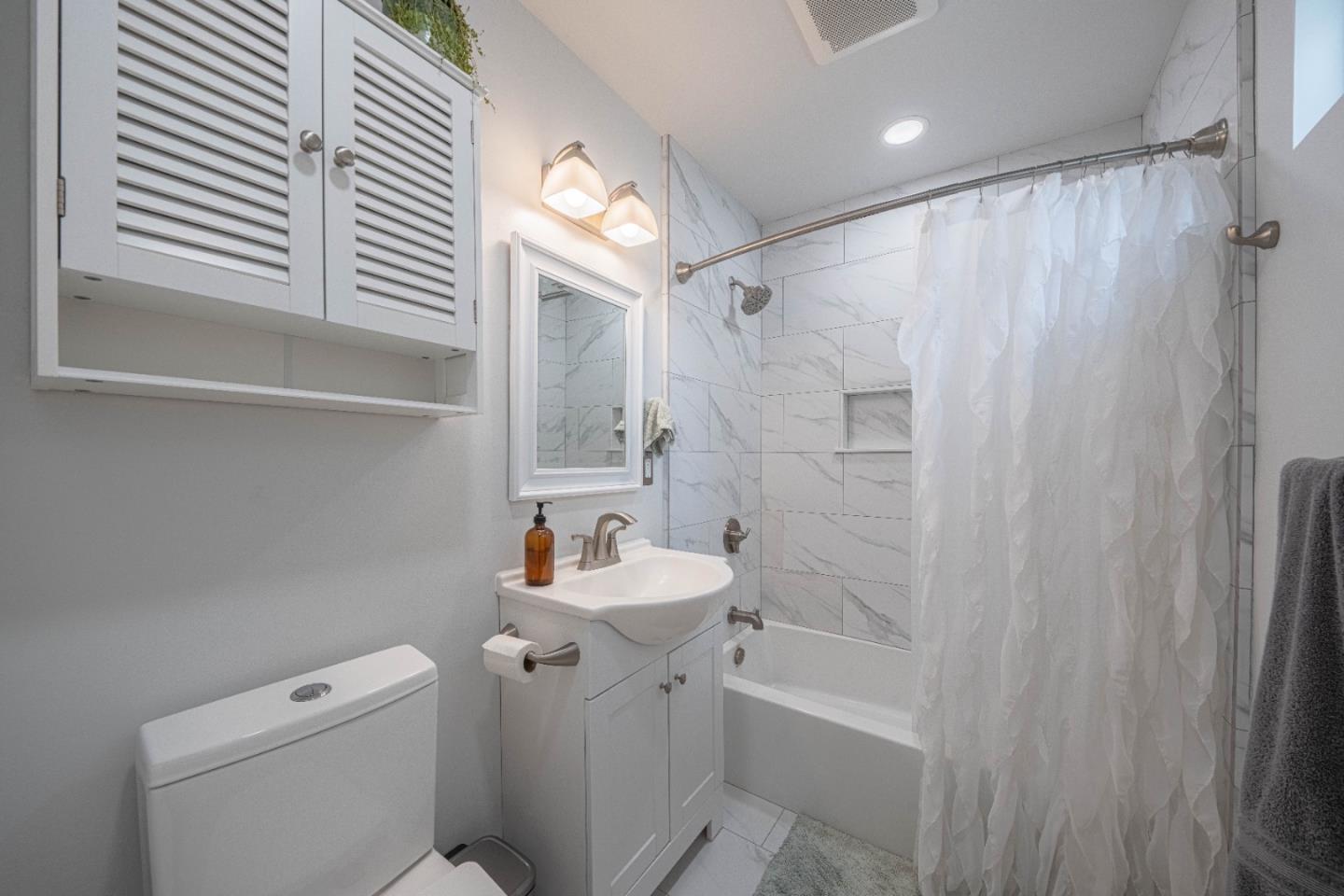 Detail Gallery Image 4 of 22 For 734 Los Coches Ave, Salinas,  CA 93906 - 3 Beds | 1/1 Baths