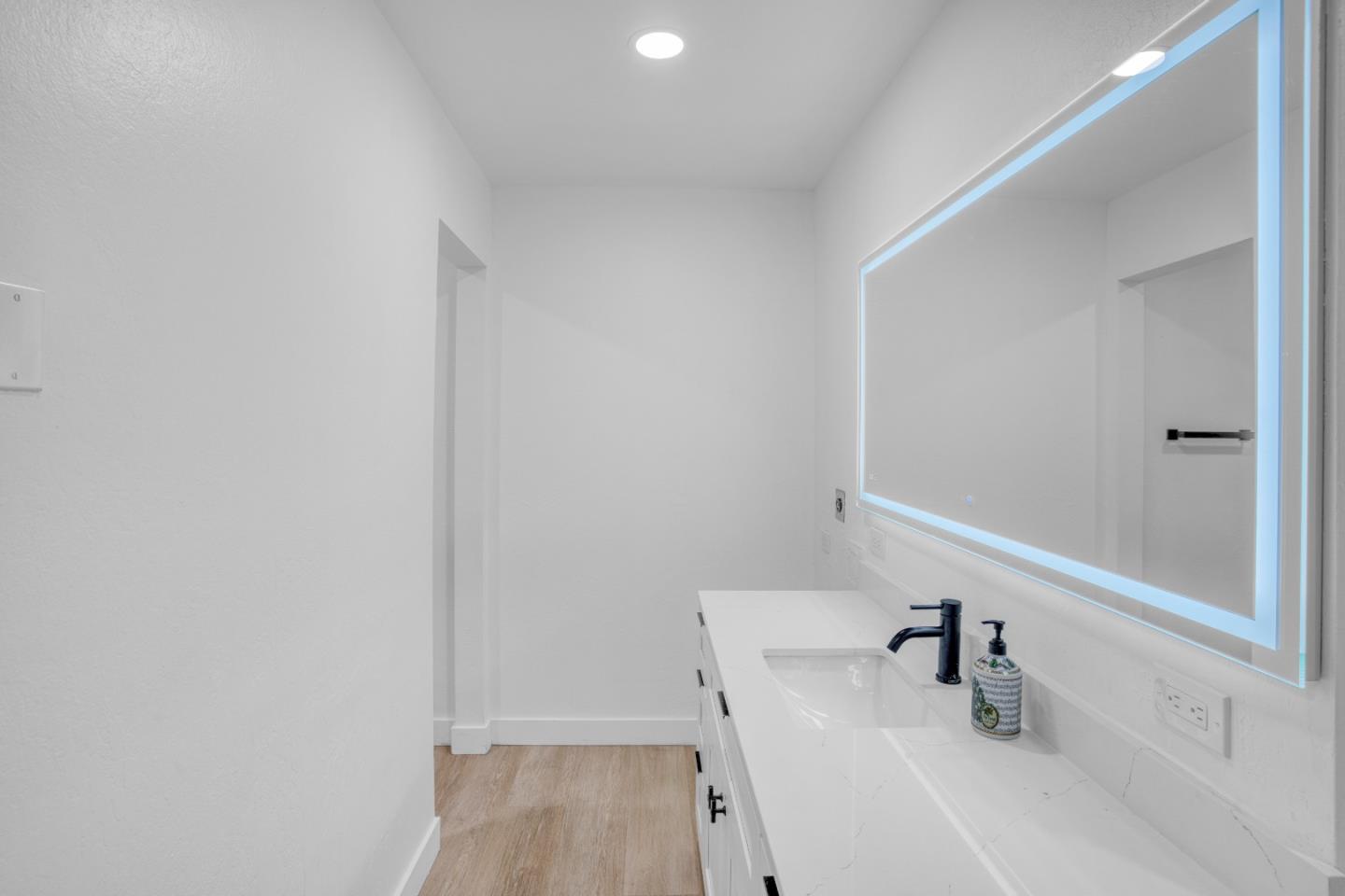 Detail Gallery Image 15 of 37 For 505 Cypress Point Dr #213,  Mountain View,  CA 94043 - 1 Beds | 1 Baths