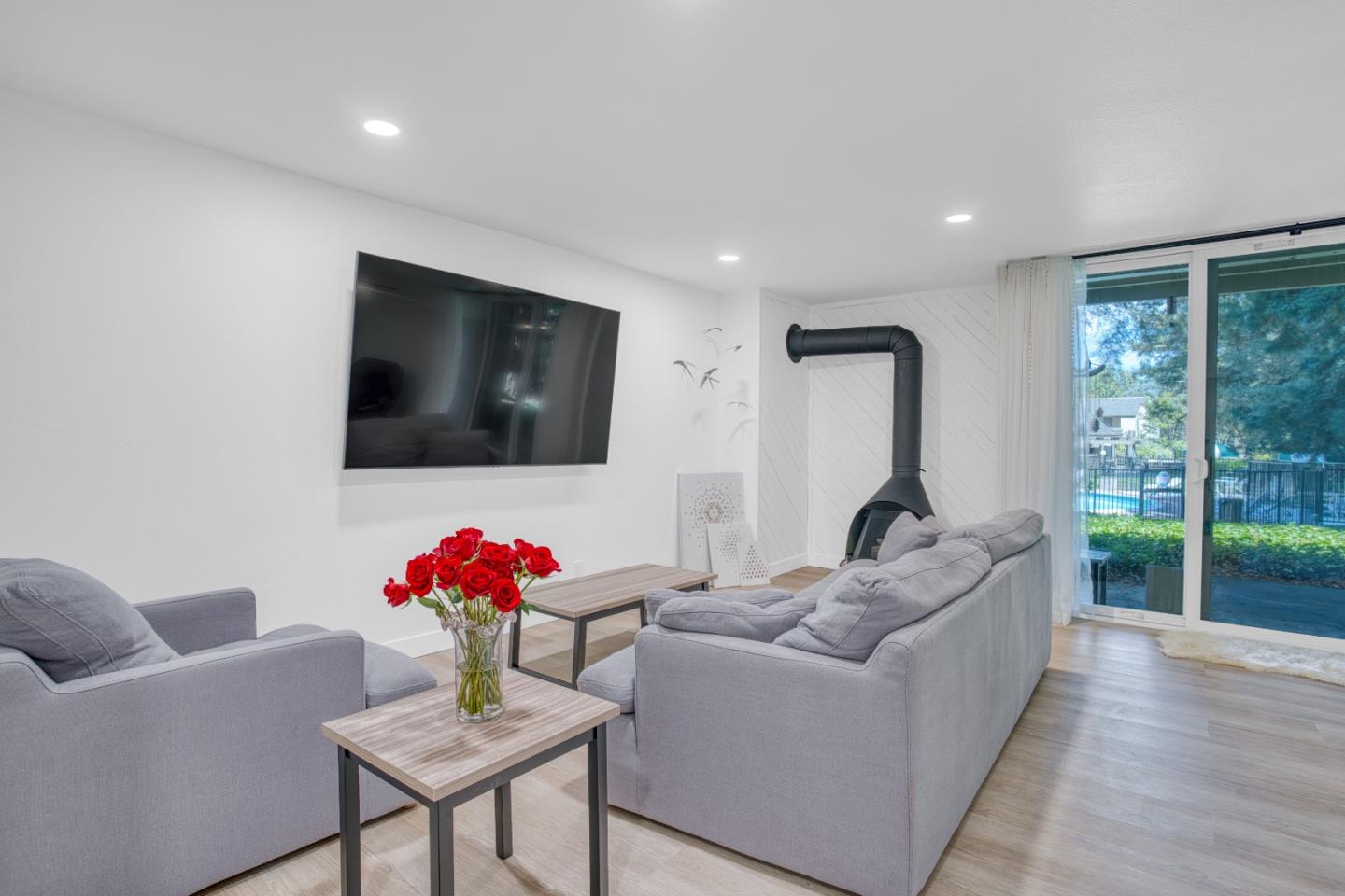 Detail Gallery Image 3 of 37 For 505 Cypress Point Dr #213,  Mountain View,  CA 94043 - 1 Beds | 1 Baths