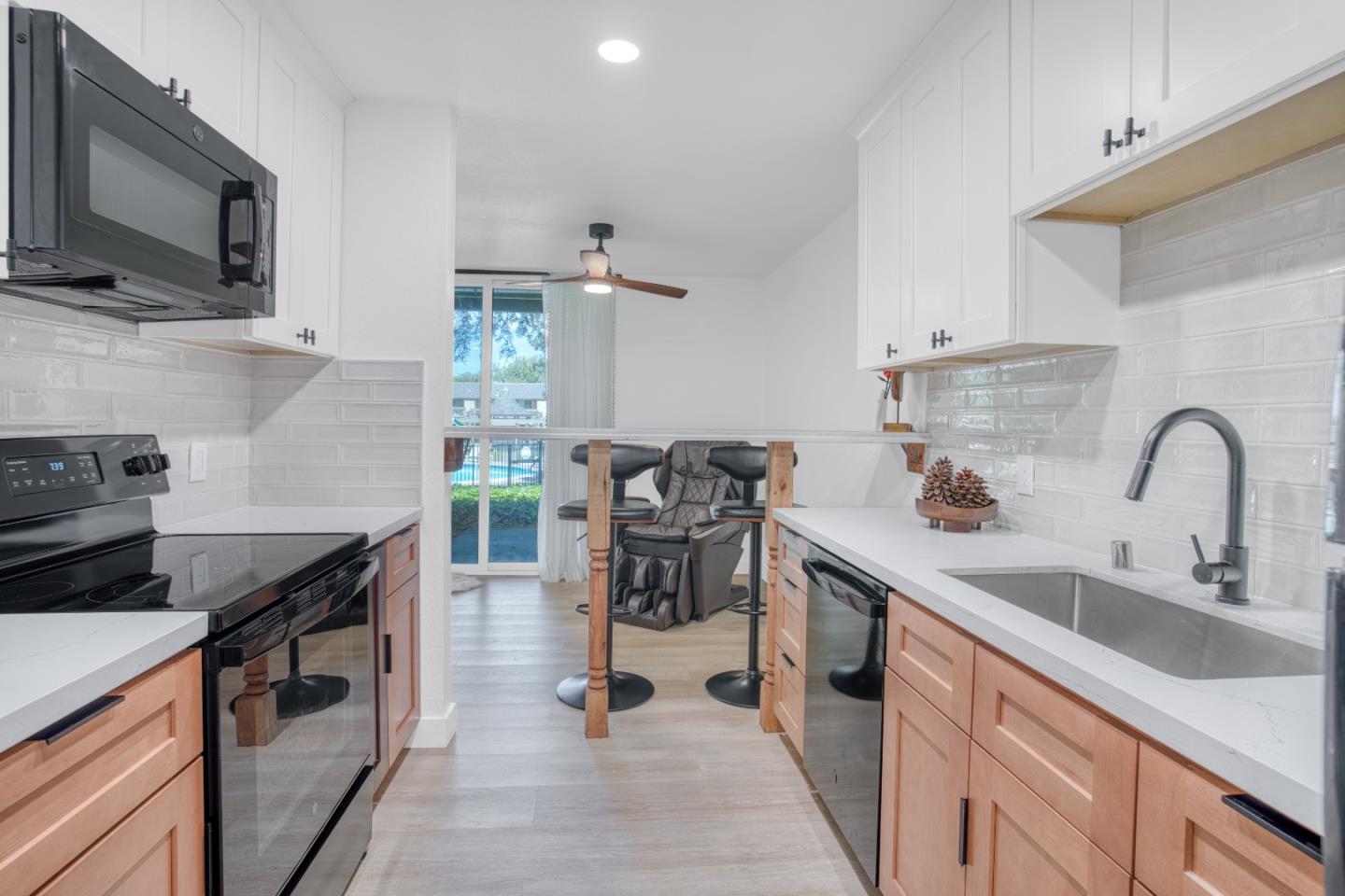 Detail Gallery Image 5 of 37 For 505 Cypress Point Dr #213,  Mountain View,  CA 94043 - 1 Beds | 1 Baths