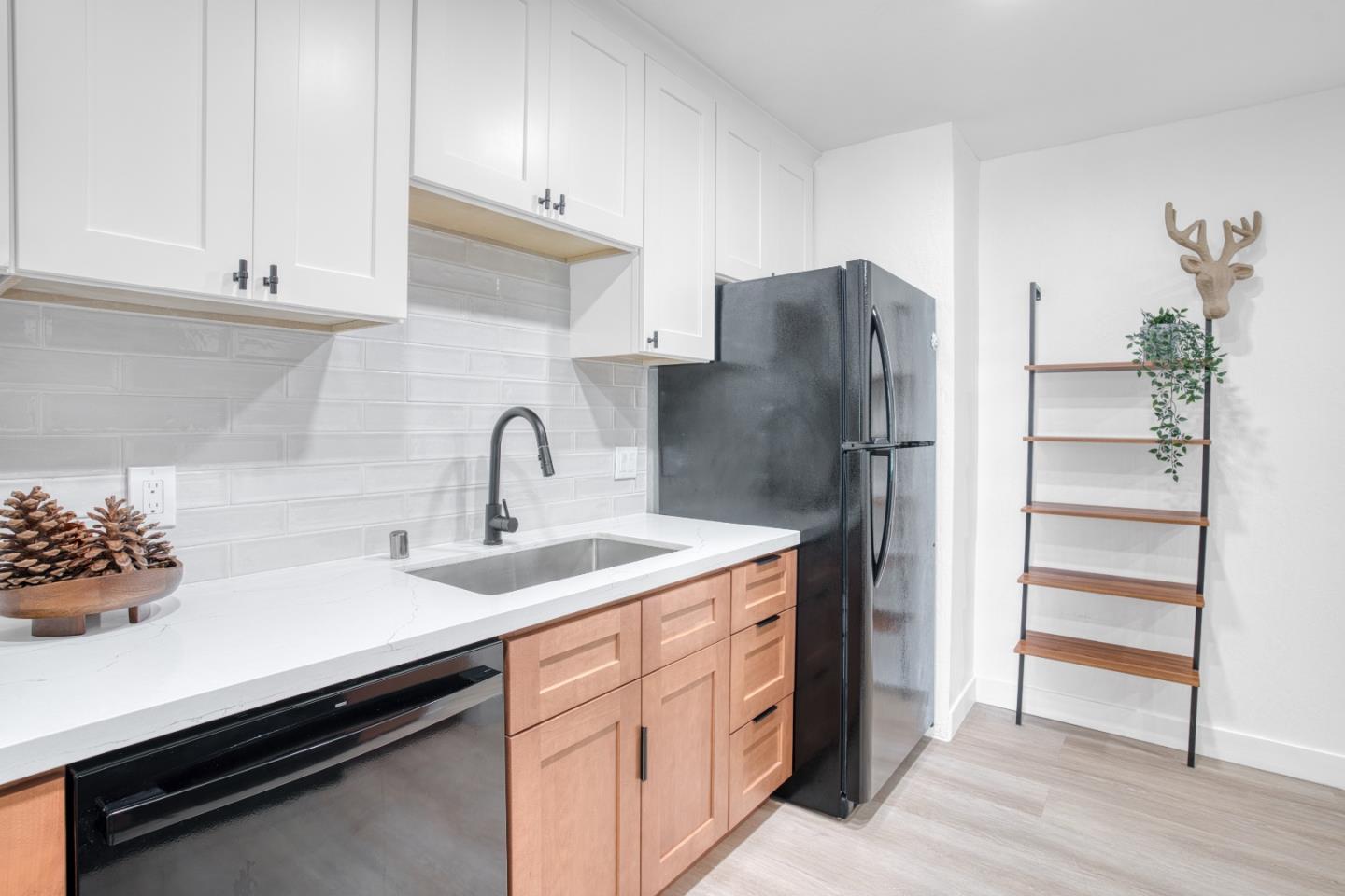 Detail Gallery Image 6 of 37 For 505 Cypress Point Dr #213,  Mountain View,  CA 94043 - 1 Beds | 1 Baths