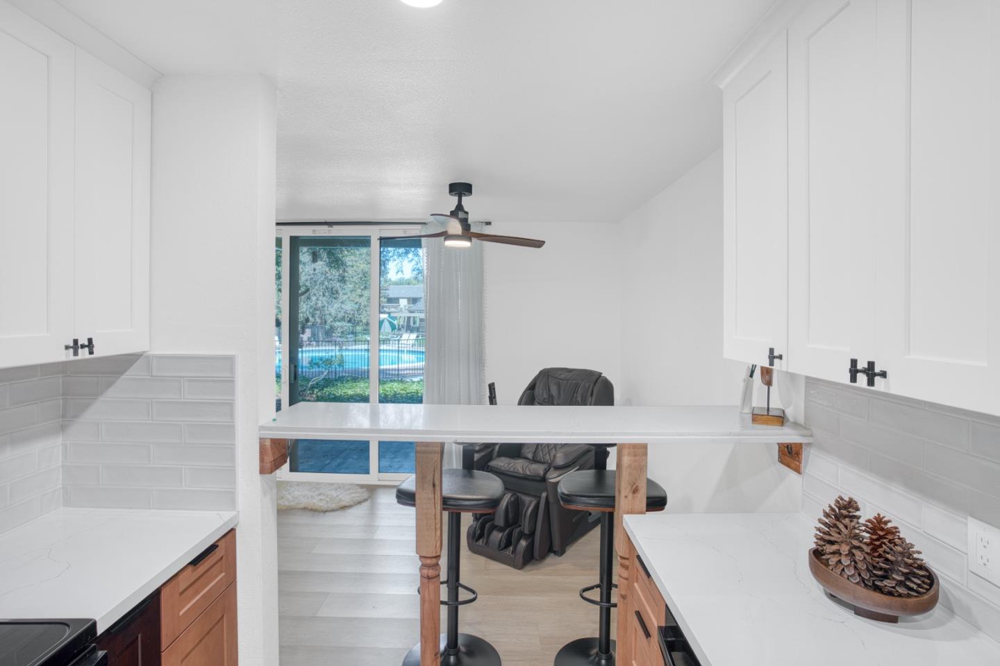 Detail Gallery Image 7 of 37 For 505 Cypress Point Dr #213,  Mountain View,  CA 94043 - 1 Beds | 1 Baths