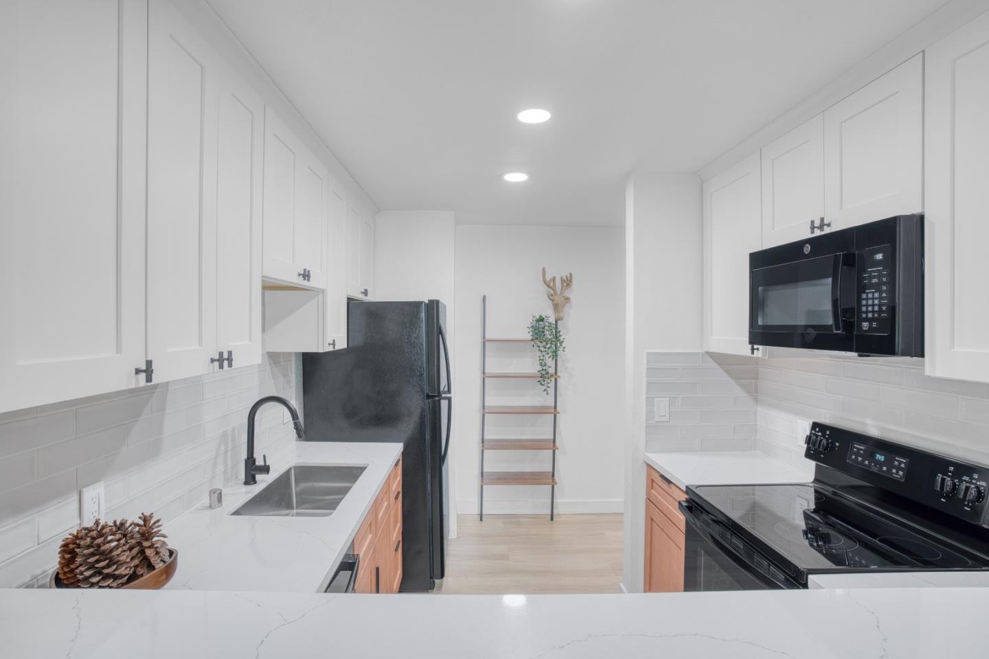 Detail Gallery Image 8 of 37 For 505 Cypress Point Dr #213,  Mountain View,  CA 94043 - 1 Beds | 1 Baths