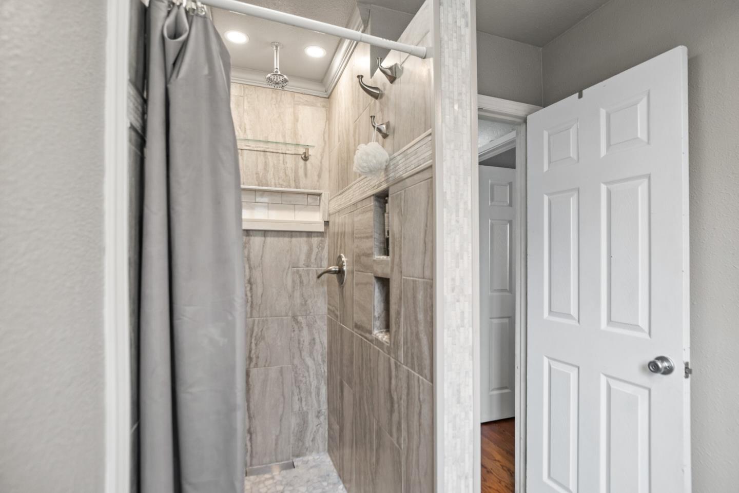 Detail Gallery Image 26 of 41 For 379 Roan St, San Jose,  CA 95123 - 5 Beds | 3 Baths