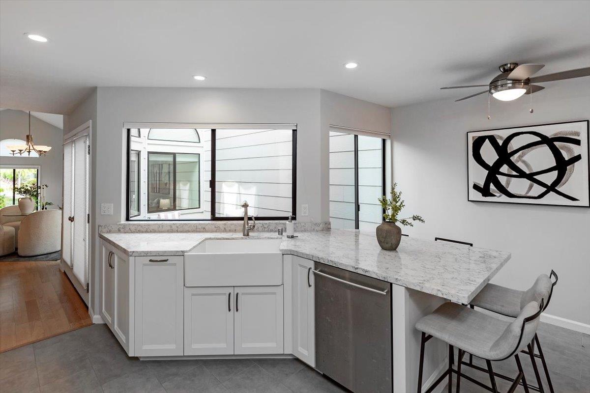 Detail Gallery Image 7 of 23 For 248 Walker Dr #2,  Mountain View,  CA 94043 - 2 Beds | 2/1 Baths
