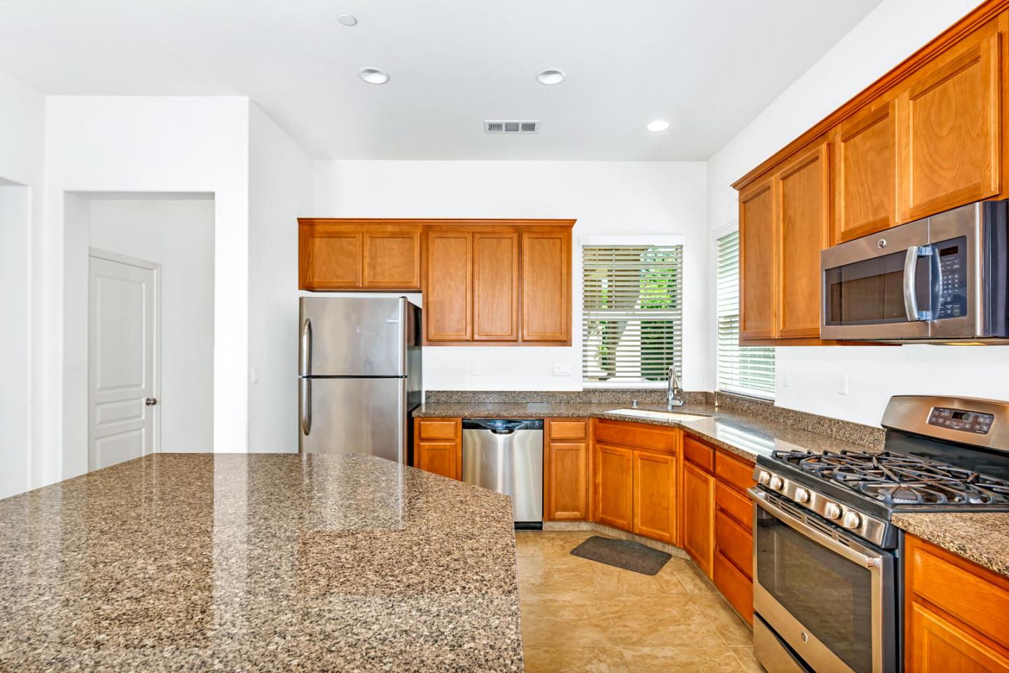 Detail Gallery Image 7 of 25 For 1149 Bellflower Way, Los Banos,  CA 93635 - 4 Beds | 2 Baths