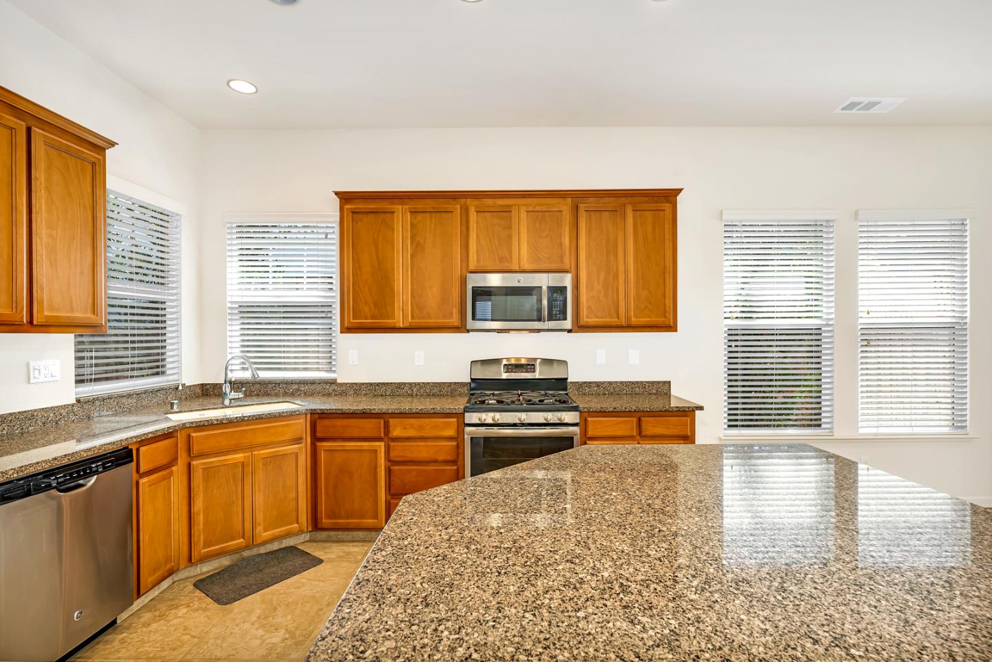 Detail Gallery Image 8 of 25 For 1149 Bellflower Way, Los Banos,  CA 93635 - 4 Beds | 2 Baths