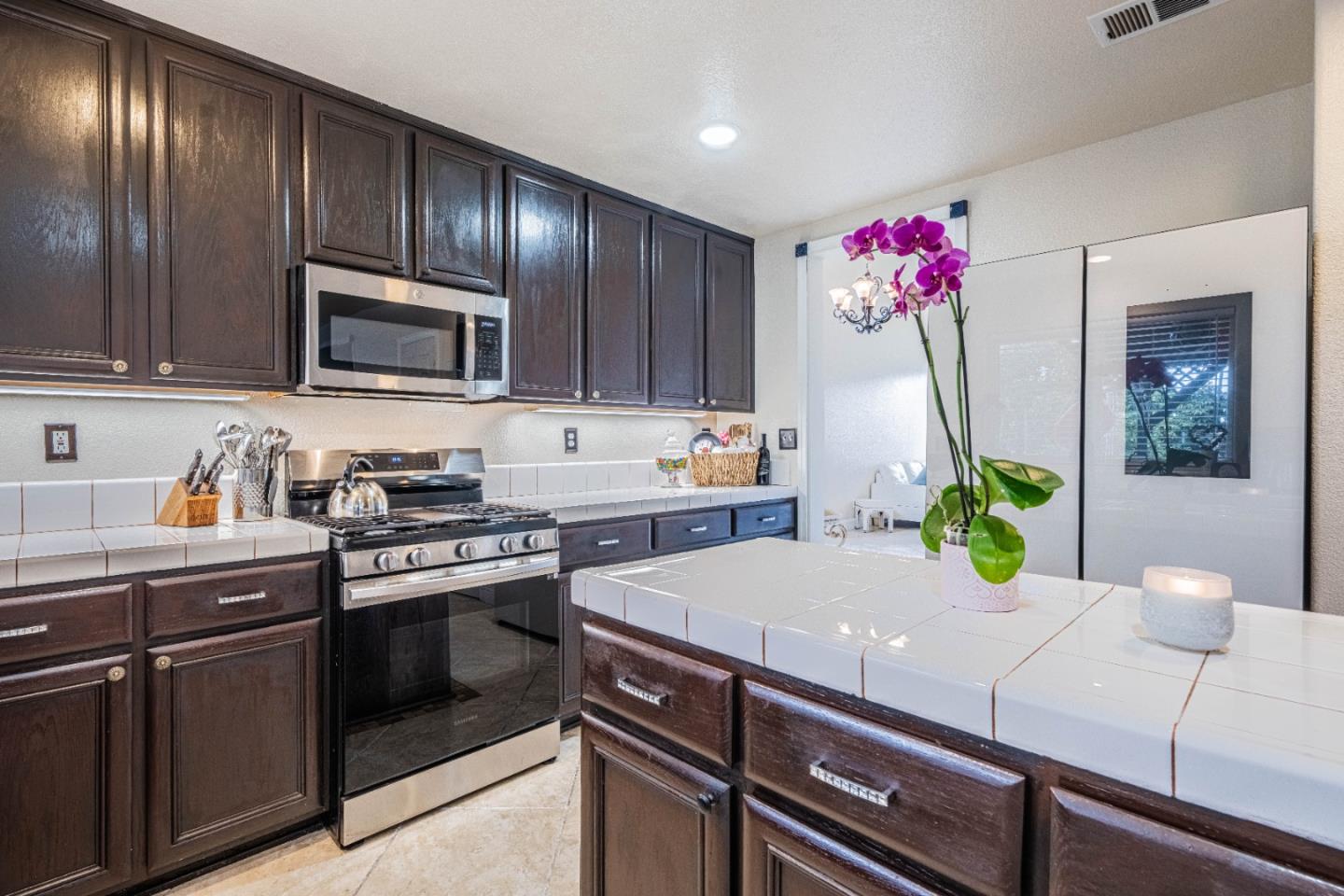 Detail Gallery Image 11 of 36 For 1454 Madrone Dr, Salinas,  CA 93905 - 4 Beds | 2/1 Baths