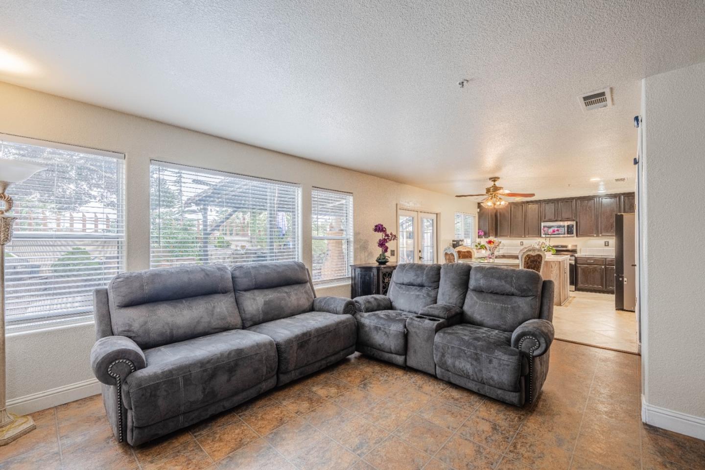 Detail Gallery Image 14 of 36 For 1454 Madrone Dr, Salinas,  CA 93905 - 4 Beds | 2/1 Baths