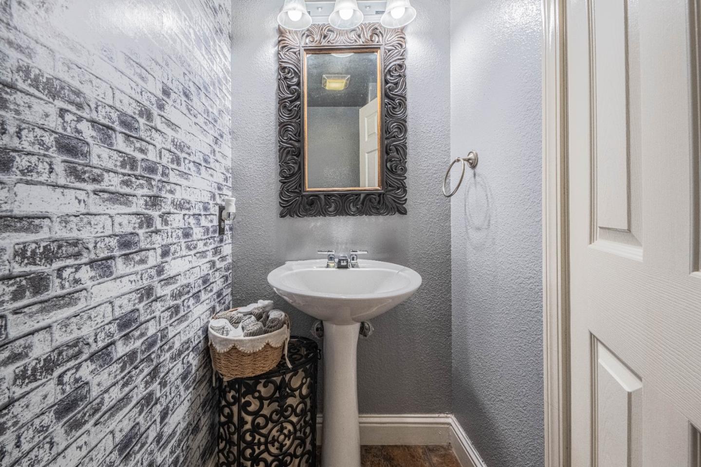 Detail Gallery Image 16 of 36 For 1454 Madrone Dr, Salinas,  CA 93905 - 4 Beds | 2/1 Baths