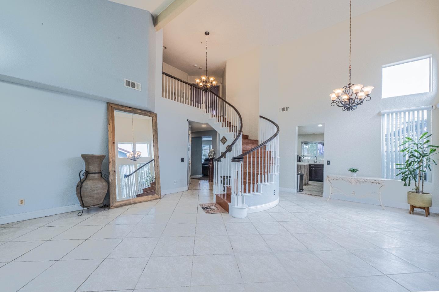 Detail Gallery Image 5 of 36 For 1454 Madrone Dr, Salinas,  CA 93905 - 4 Beds | 2/1 Baths