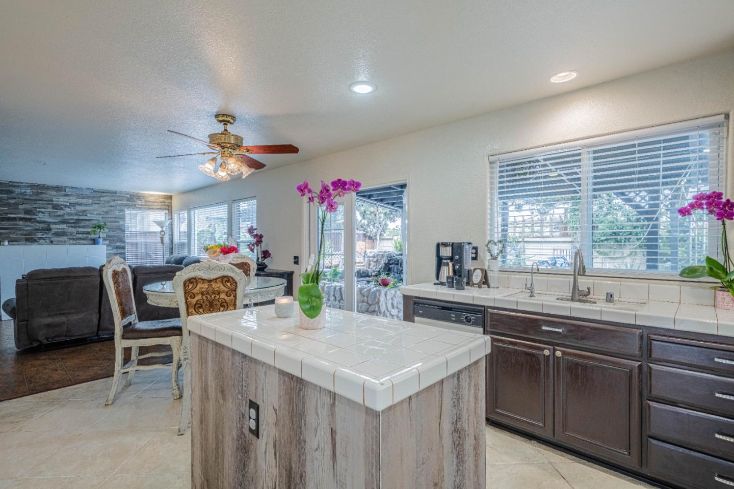 Detail Gallery Image 6 of 36 For 1454 Madrone Dr, Salinas,  CA 93905 - 4 Beds | 2/1 Baths