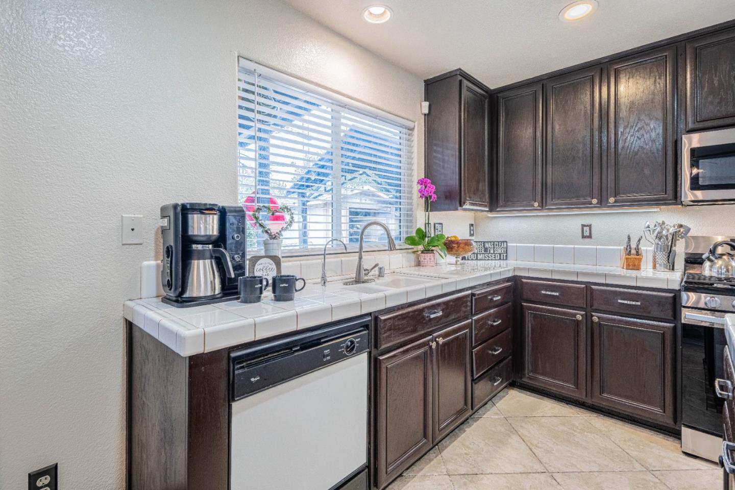 Detail Gallery Image 9 of 36 For 1454 Madrone Dr, Salinas,  CA 93905 - 4 Beds | 2/1 Baths