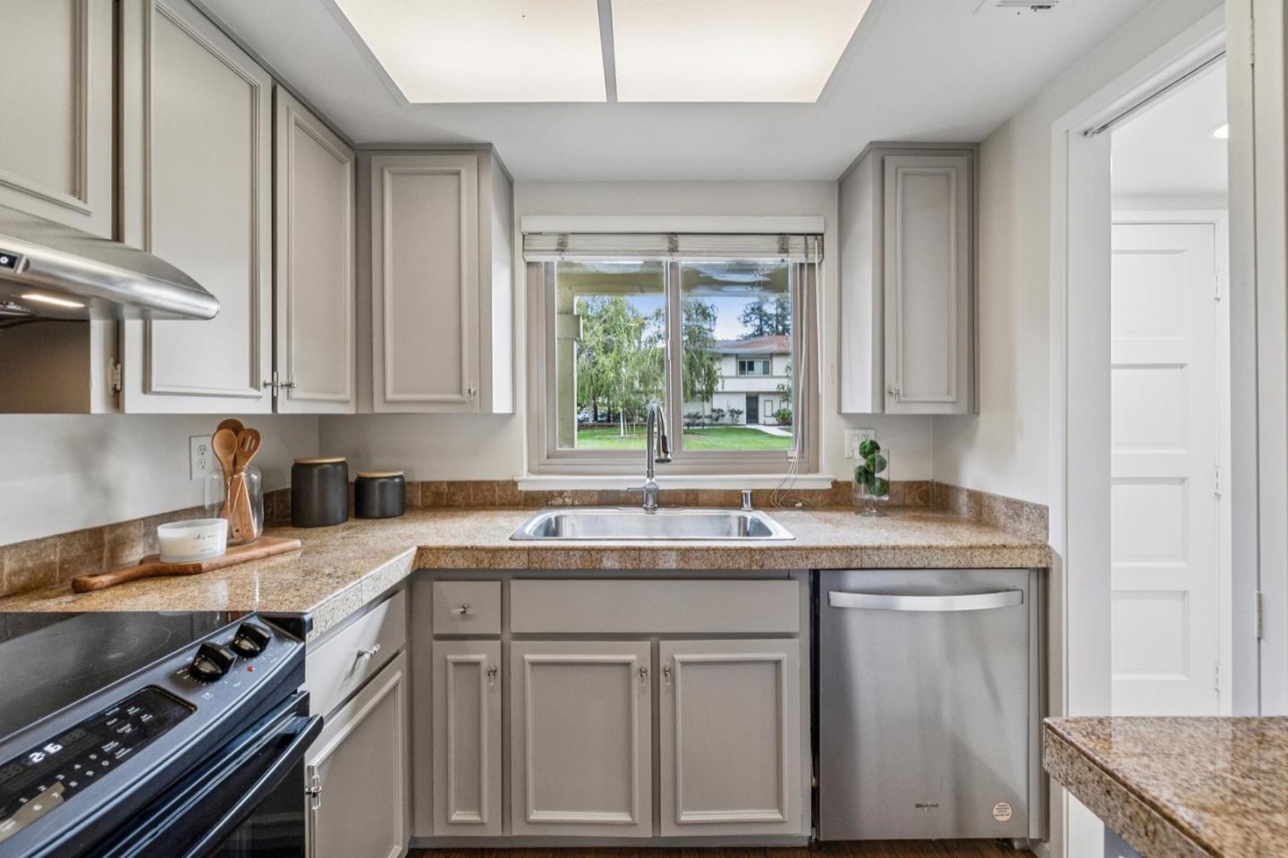 Detail Gallery Image 5 of 55 For 520 Valley Forge Way, Campbell,  CA 95008 - 2 Beds | 2/1 Baths