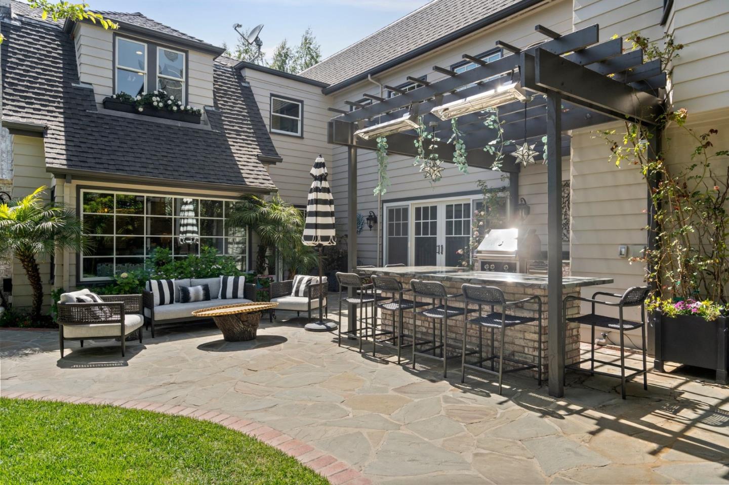 Detail Gallery Image 43 of 58 For 720 Brewer Dr, Hillsborough,  CA 94010 - 6 Beds | 5/2 Baths