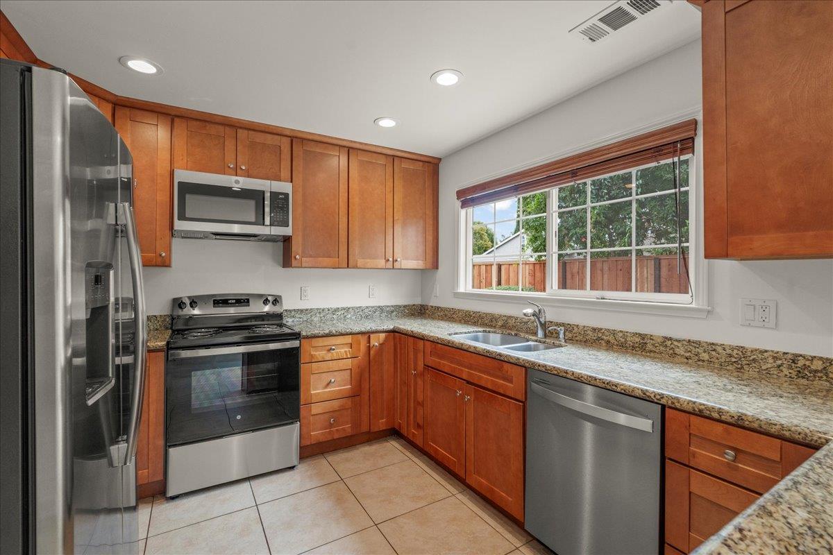 Detail Gallery Image 13 of 25 For 19220 Tilson Ave, Cupertino,  CA 95014 - 3 Beds | 3 Baths
