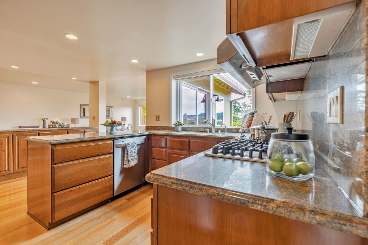 Detail Gallery Image 8 of 38 For 2518 Albright Way, South San Francisco,  CA 94080 - 4 Beds | 2/1 Baths