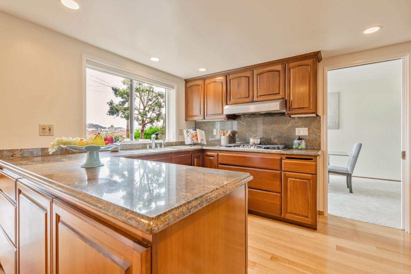 Detail Gallery Image 9 of 38 For 2518 Albright Way, South San Francisco,  CA 94080 - 4 Beds | 2/1 Baths