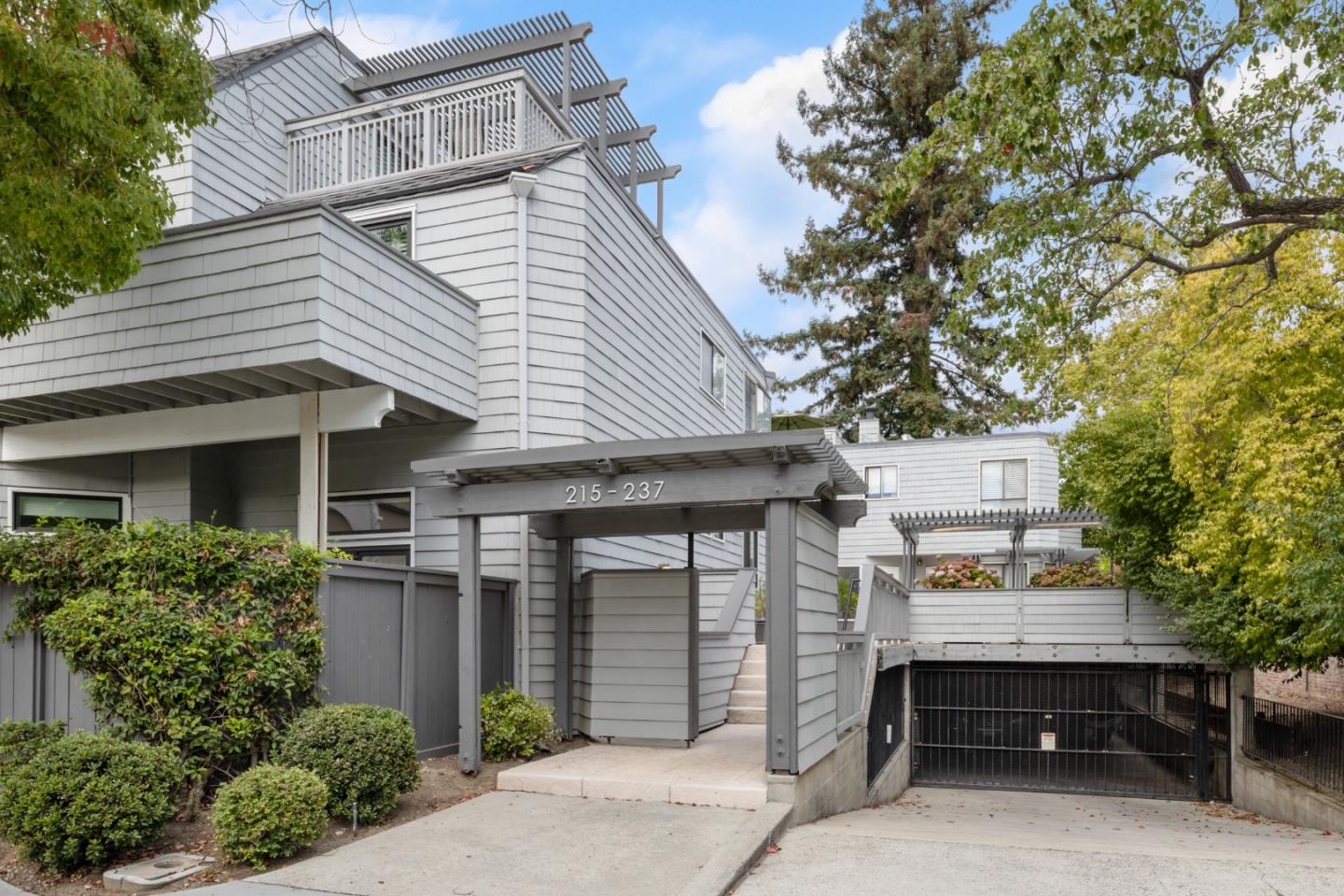 Detail Gallery Image 23 of 26 For 237 High St, Palo Alto,  CA 94301 - 3 Beds | 2 Baths