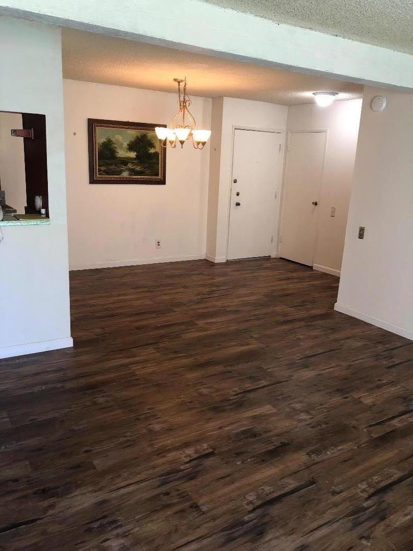 Detail Gallery Image 5 of 12 For White Oak Ave, Encino,  CA 91316 - 2 Beds | 2 Baths