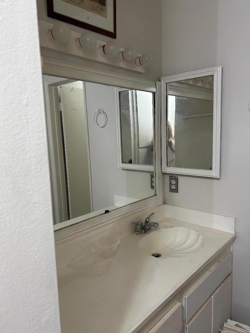 Detail Gallery Image 9 of 12 For White Oak Ave, Encino,  CA 91316 - 2 Beds | 2 Baths