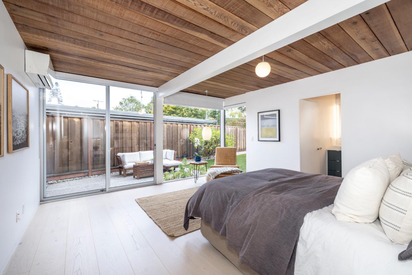 Detail Gallery Image 13 of 37 For 176 Ferne Ct, Palo Alto,  CA 94306 - 3 Beds | 2 Baths