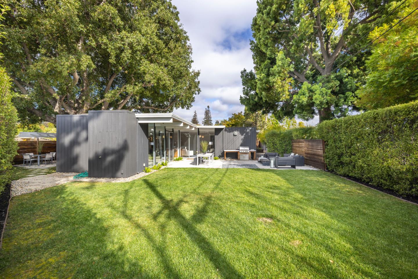 Detail Gallery Image 25 of 37 For 176 Ferne Ct, Palo Alto,  CA 94306 - 3 Beds | 2 Baths