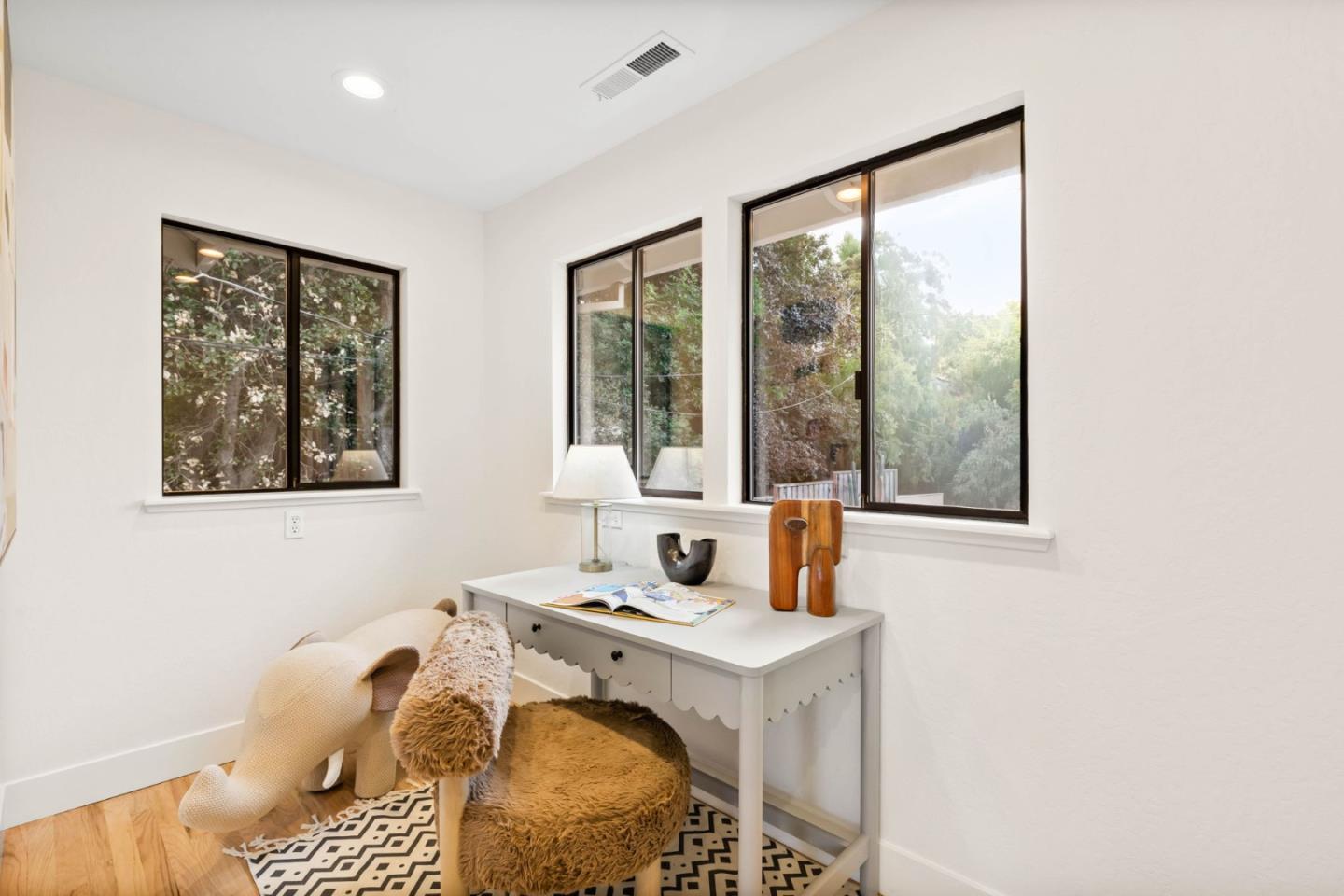 Detail Gallery Image 14 of 33 For 416 Crest Dr, Redwood City,  CA 94062 - 4 Beds | 3/1 Baths