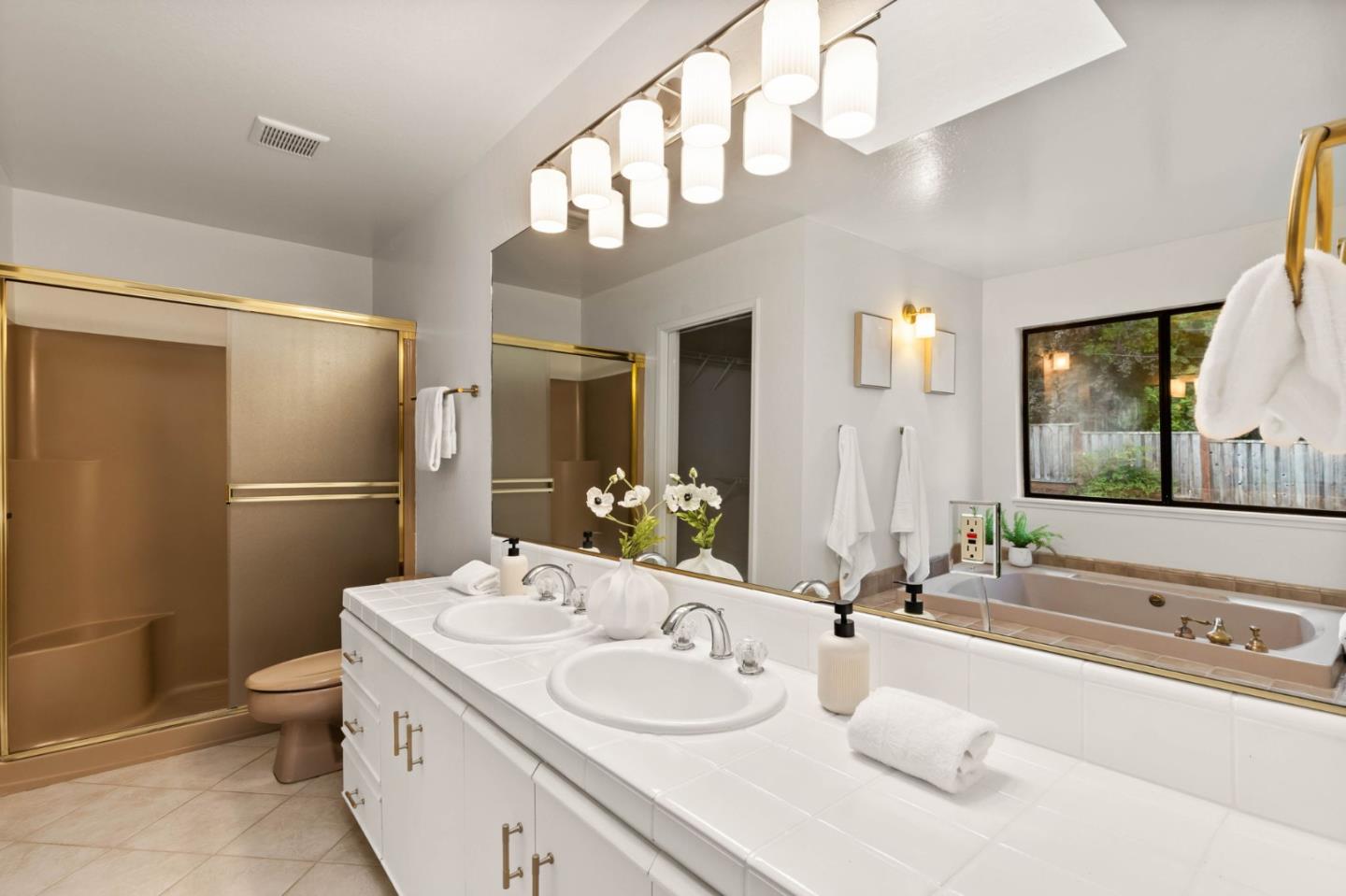 Detail Gallery Image 18 of 33 For 416 Crest Dr, Redwood City,  CA 94062 - 4 Beds | 3/1 Baths
