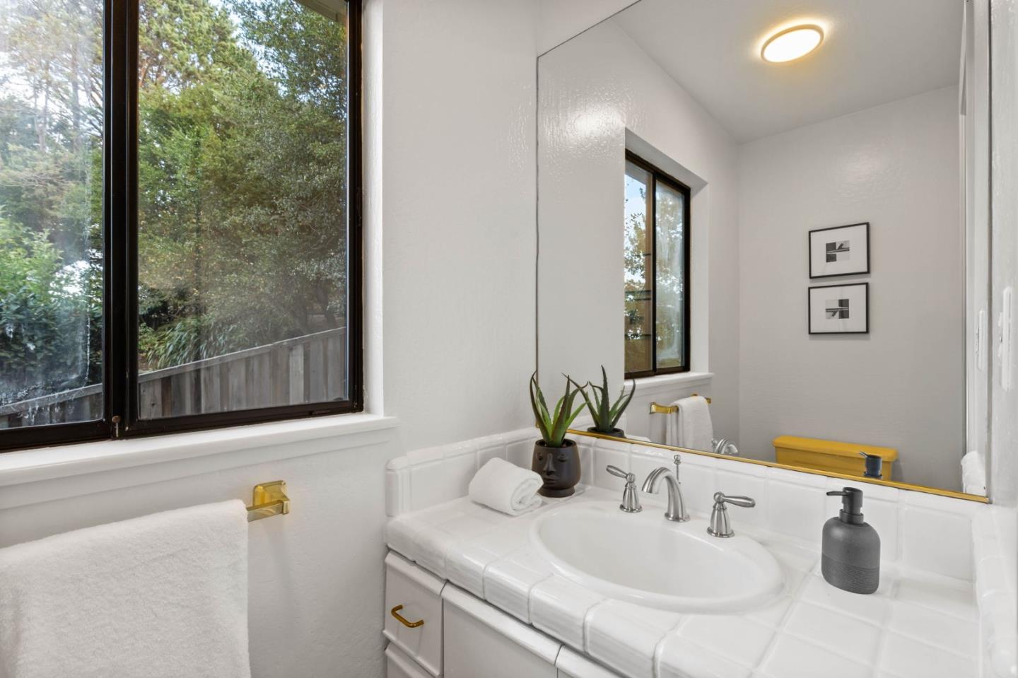 Detail Gallery Image 25 of 33 For 416 Crest Dr, Redwood City,  CA 94062 - 4 Beds | 3/1 Baths