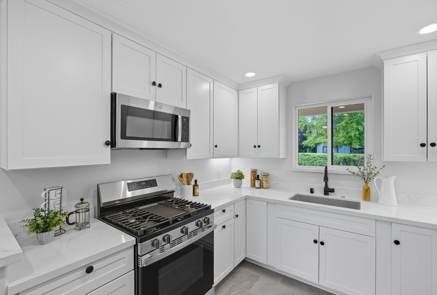 Detail Gallery Image 11 of 56 For 771 Sunshine Dr, Los Altos,  CA 94024 - 5 Beds | 3 Baths