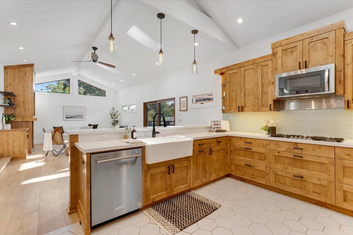 Detail Gallery Image 6 of 42 For 133 Goss Ave, Santa Cruz,  CA 95065 - 3 Beds | 2 Baths