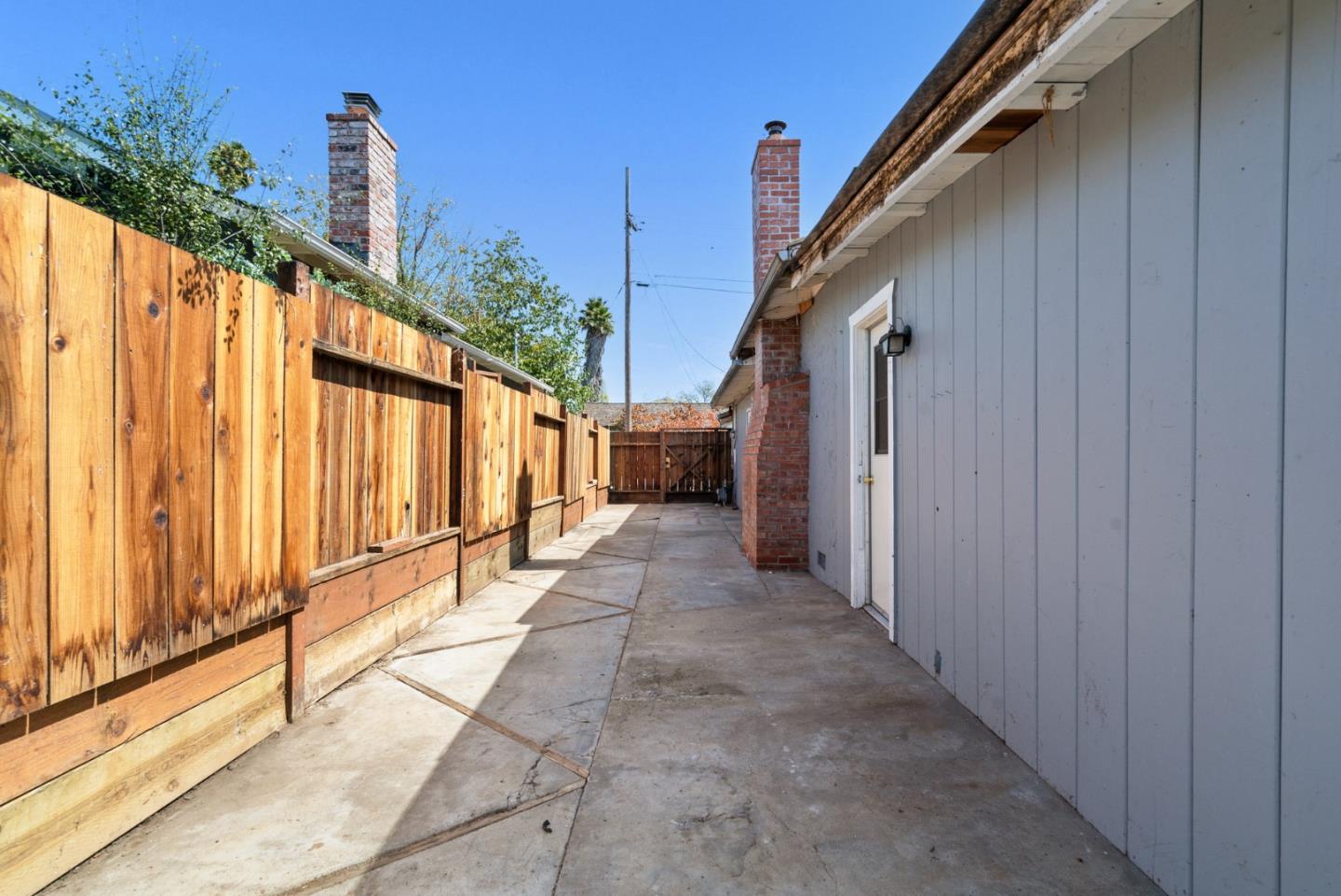 Detail Gallery Image 11 of 12 For 1955 15th Ave, Santa Cruz,  CA 95062 - 3 Beds | 2 Baths
