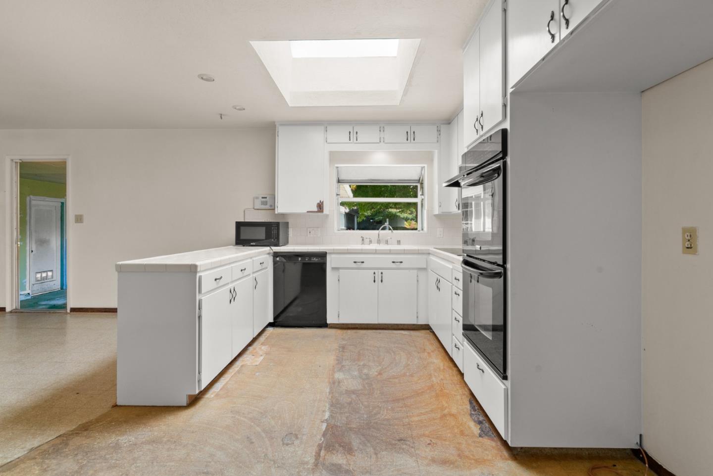Detail Gallery Image 4 of 12 For 1955 15th Ave, Santa Cruz,  CA 95062 - 3 Beds | 2 Baths