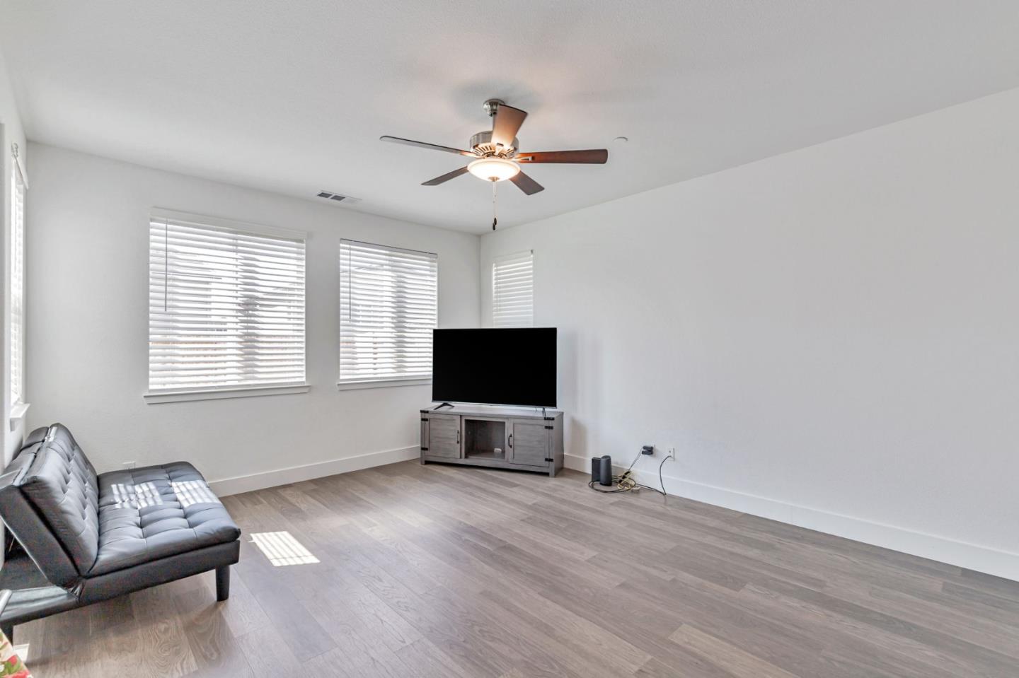 Detail Gallery Image 2 of 40 For 1180 Cherry Peak Way, Hollister,  CA 95023 - 3 Beds | 2/1 Baths