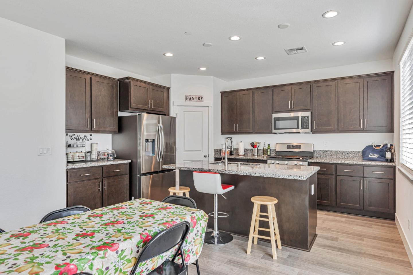Detail Gallery Image 9 of 40 For 1180 Cherry Peak Way, Hollister,  CA 95023 - 3 Beds | 2/1 Baths